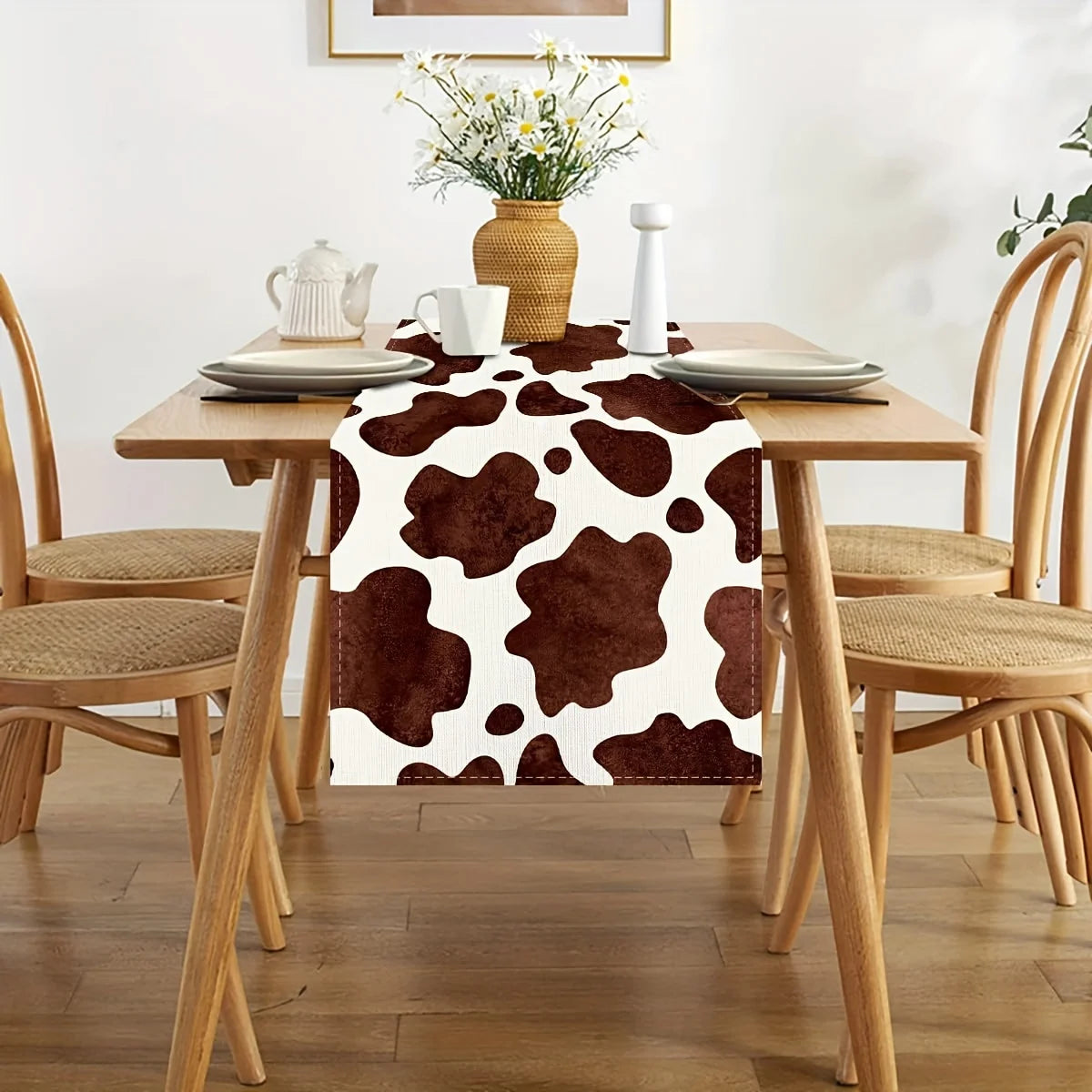 table table lin peau vache motif taches marron fond blanc moderne rustique farmhouse deco