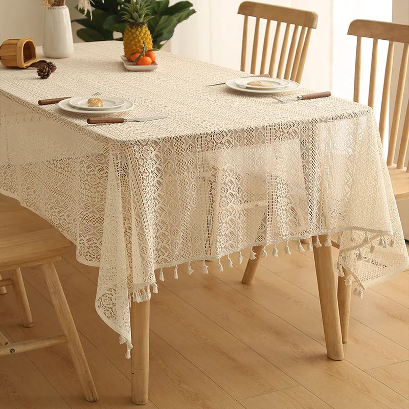 nappe rectangulaire beige dentelle fine motifs géométriques vintage tassellets blancs table hiver printemps été