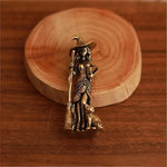 statuette sorcière bronze doré texture métallique artisanale vintage détaillée chapeau balai chat robe