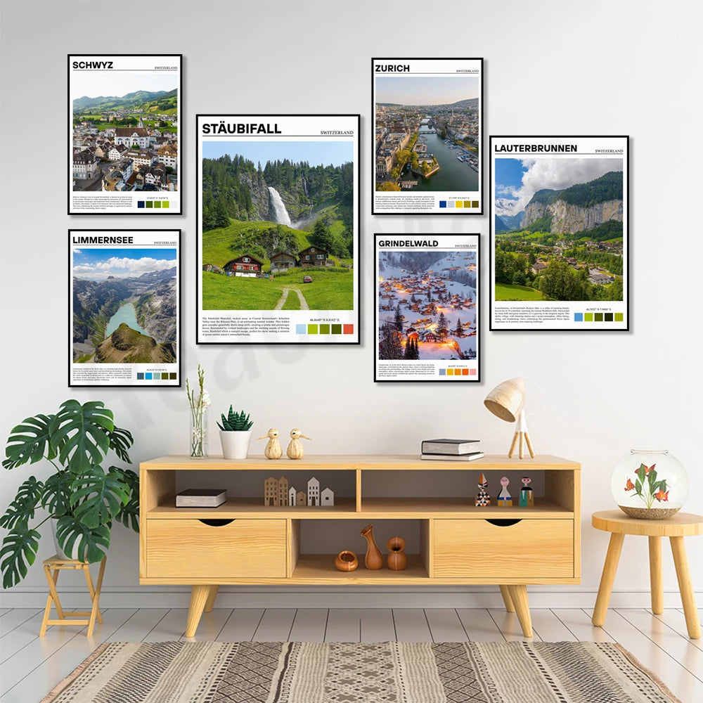 Cette image présente une décoration murale composée de plusieurs affiches encadrées représentant différents paysages pittoresques de Suisse, notamment la cascade de Staubifall, la ville de Zurich, et les villages de Lauterbrunnen et Grindelwald. L'ensemble est complété par un meuble de rangement en bois clair, une lampe de bureau, des plantes vertes et d'autres petits éléments de décoration.