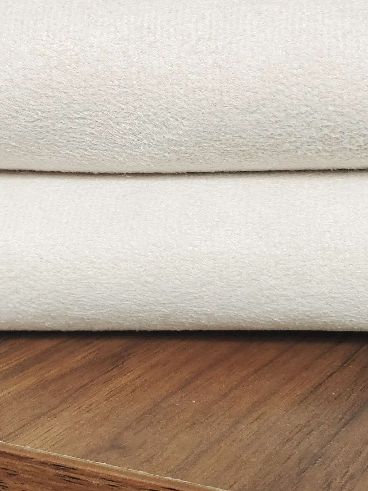 tapis acrylique blanc rose beige poilu duveteux decoratif scandinave intérieur