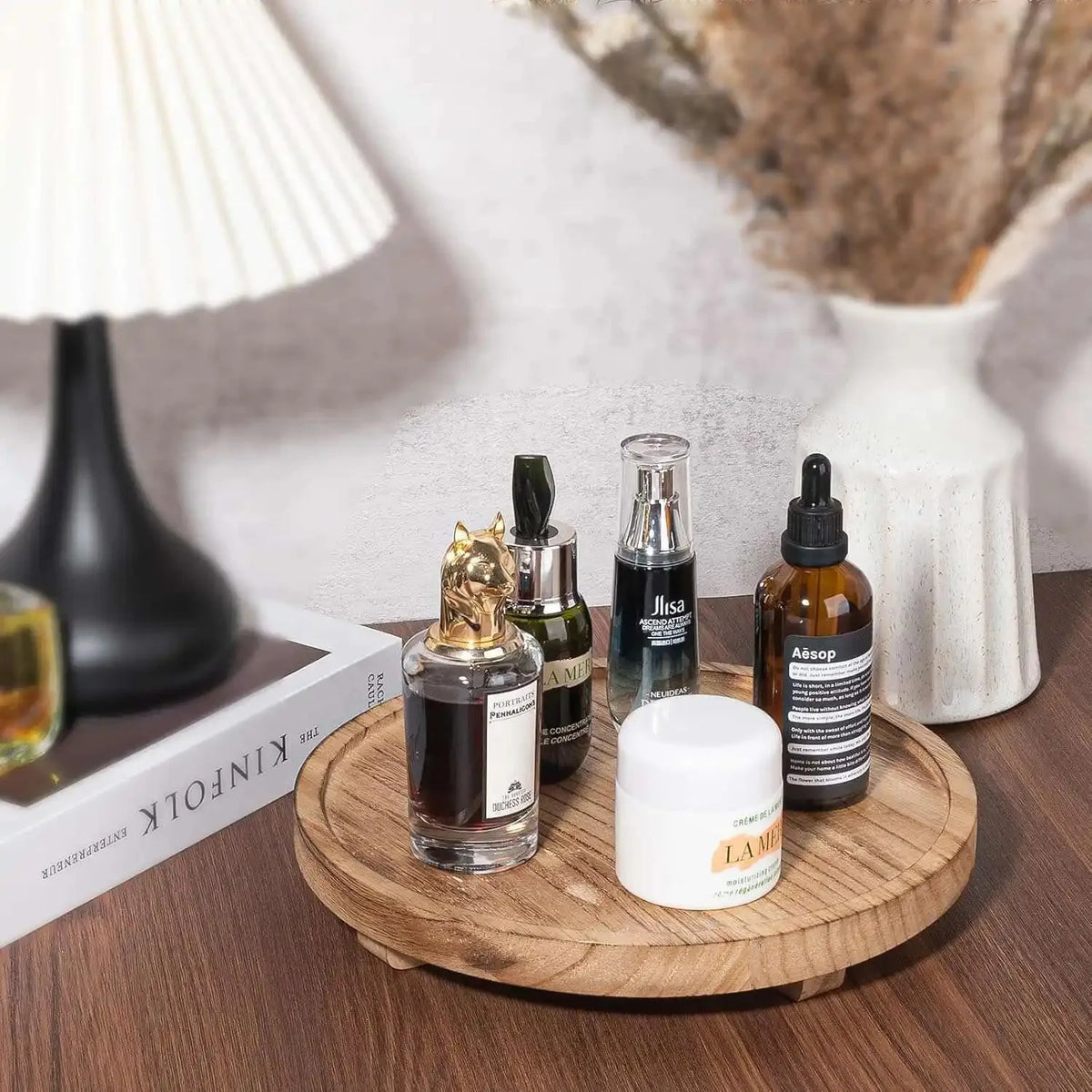 plateau bois rustique artisanal organisation présentation bougies parfums cosmétiques plantes épiceries
