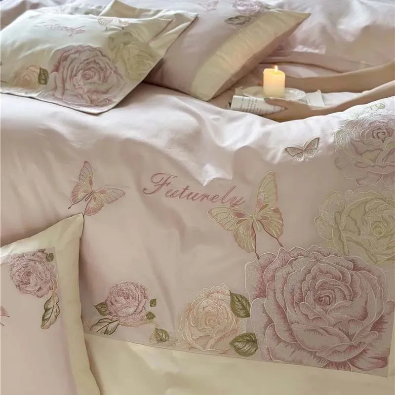 Parure de lit dépliée montrant housse, drap et taies d'oreiller