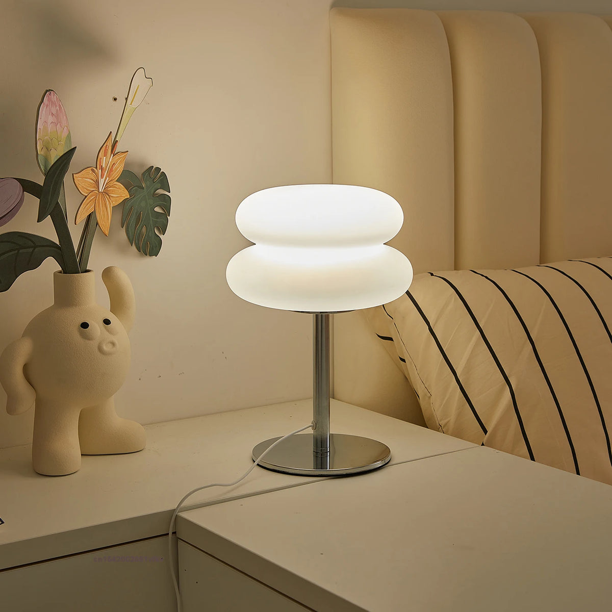 lampe table moderne abat jour blanc pied argenté prise usb tricolore ambiance chambre étude