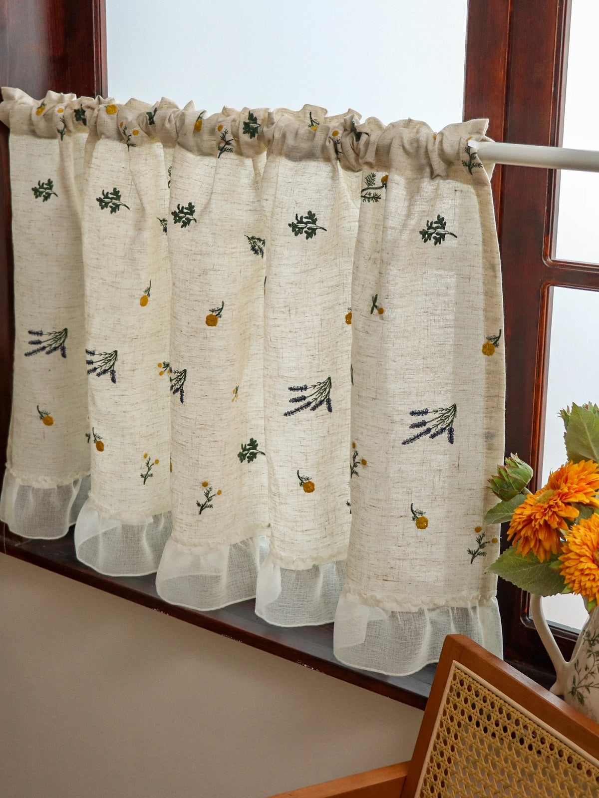rideau fenêtre court brodé motifs floraux tissu texturé franges semi transparent rustique cuisine chambre