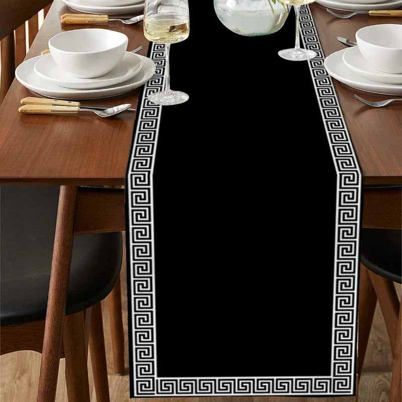 chimene table lin motif grec noir blanc decoratif classique assiettes couverts verres