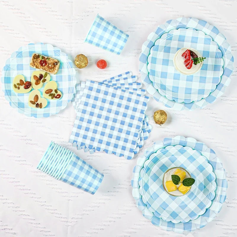 assiettes rondes serviettes gobelets guirlande fanions carreaux diagonaux anniversaire mariage bleu rose blanc