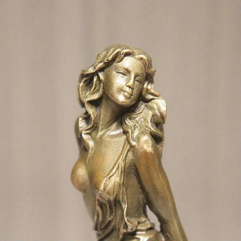 statuette féminine dorée nu assis cuivre sculptural décoration intérieure antique ornement tendance arts décoratifsOpaque