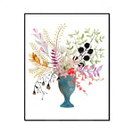 Un bouquet coloré de fleurs et de feuilles dans un vase bleu.