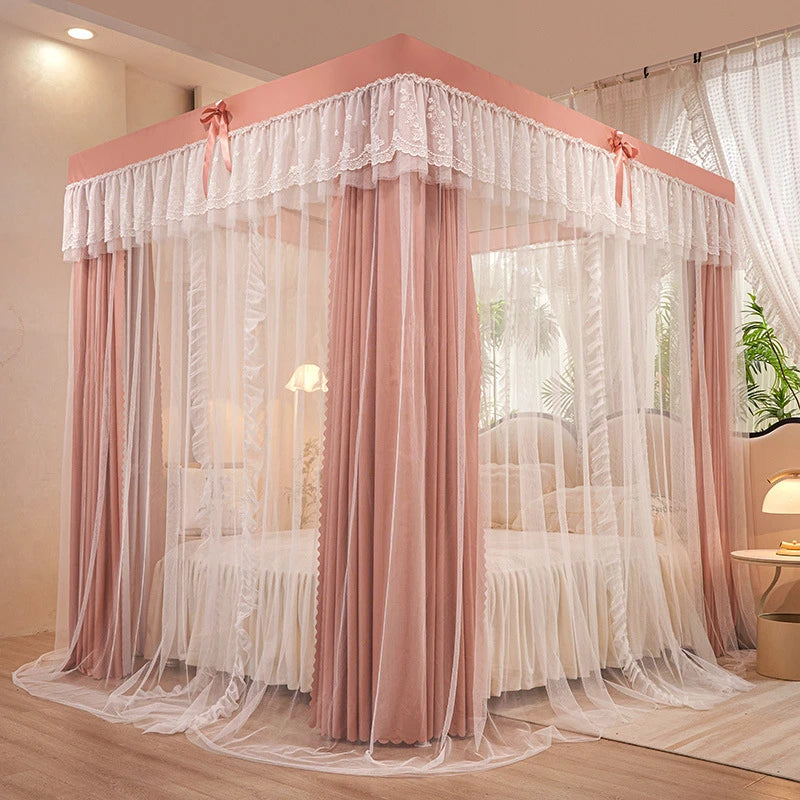 Une chambre décorée avec élégance et délicatesse, avec un lit à baldaquin rose pastel et des rideaux blancs aériens qui créent une atmosphère romantique et féminine.
