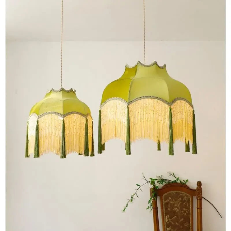 lampe suspendue tissu satiné vert olive classique vintage franges dorées chambre salon