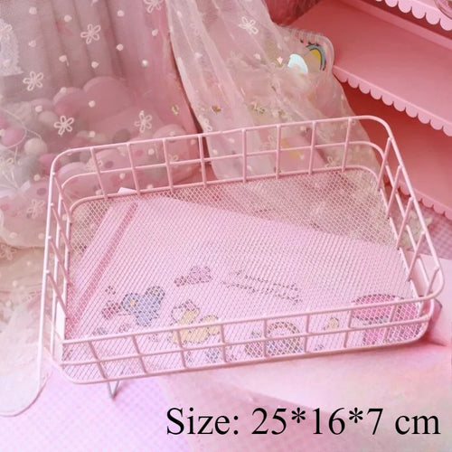 paniers rangement moderne fer maille métallique rose clair jaune pastel gris clair salon chambre