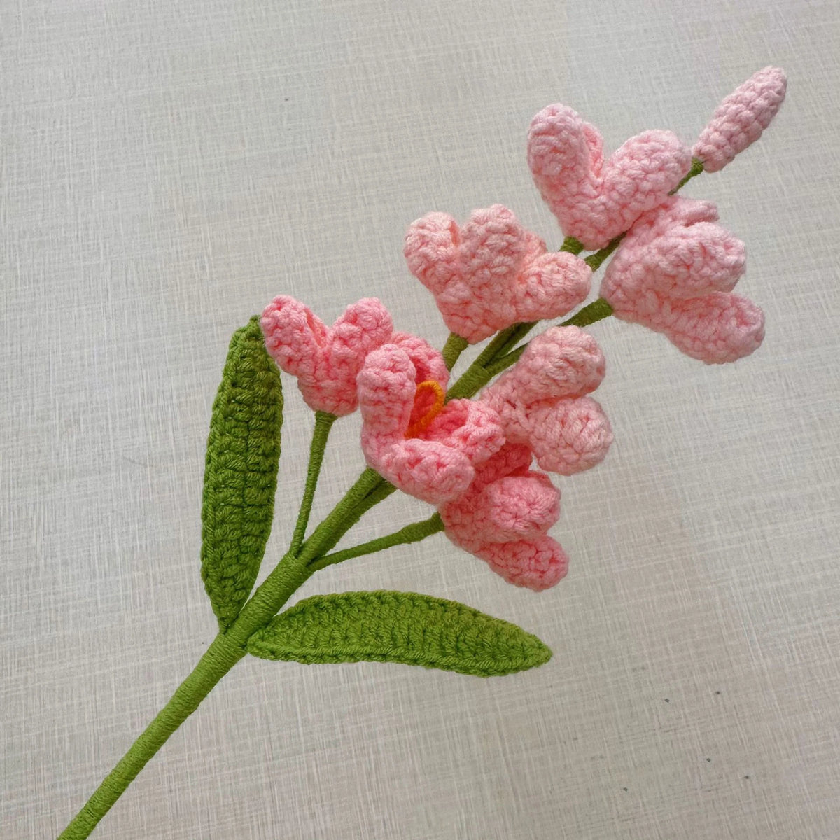 décoration intérieure multicolore fleurs tricotées artisanale jaune vert rose blanc violet tricot