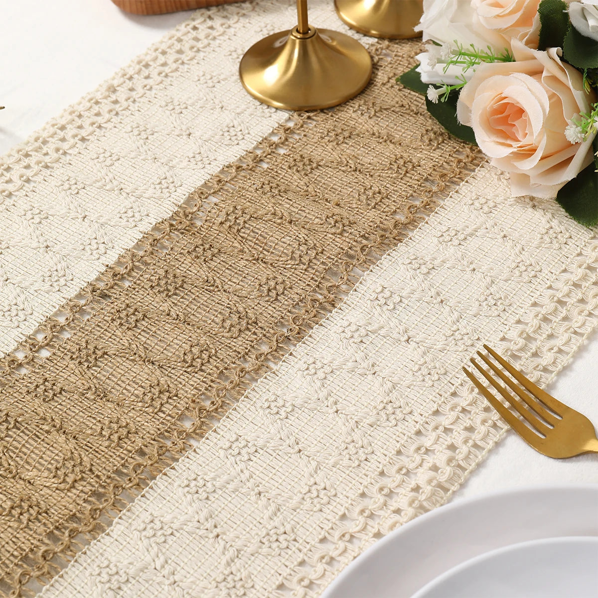 chimene table rustique tissée franges ajourées bohème beige marron assiettes blancs couverts dorés fleurs