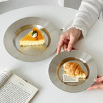 assiettes modernes argentées lisses steak gâteaux desserts vaisselle table minimaliste