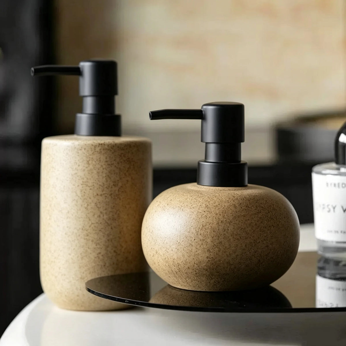 distributeur savon liquide céramique texture granulée moderne minimaliste beige noir