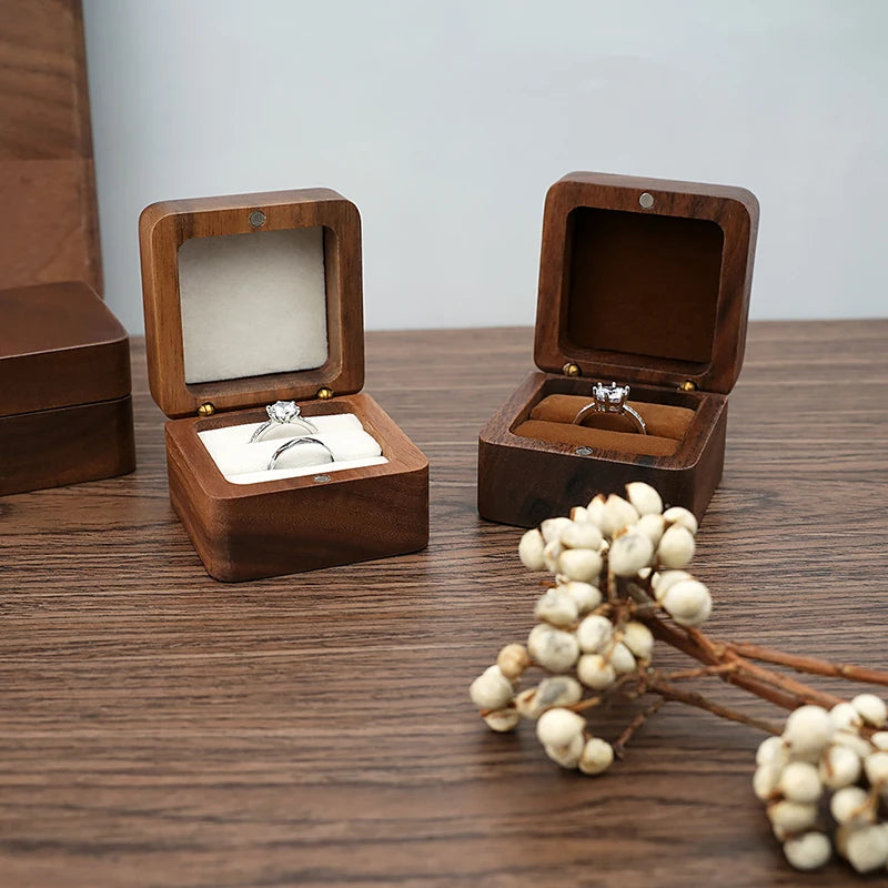 boîte bijoux bois marron classique dorés coussin blanc bague mariage packaging cadeau