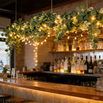 décoration intérieure guirlande eucalyptus lumières LED vert blanc doré festive rustic bohème chambre table