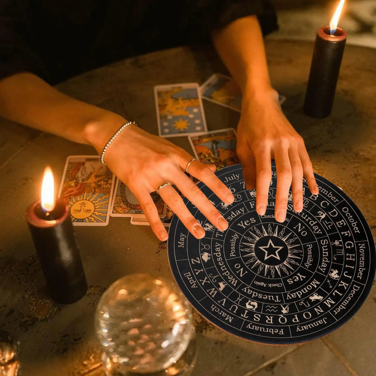 tableau divinatoire pendule violet planchechette motifs astrologiques tarot bougies noires mystique ésotérique
