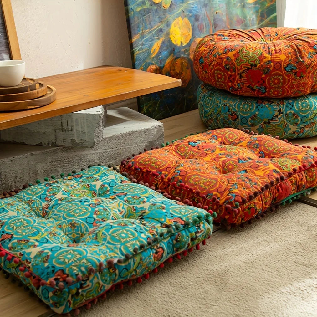 coussin carré bleu orange motif floral pompons boho chic décoration salon sol canapé