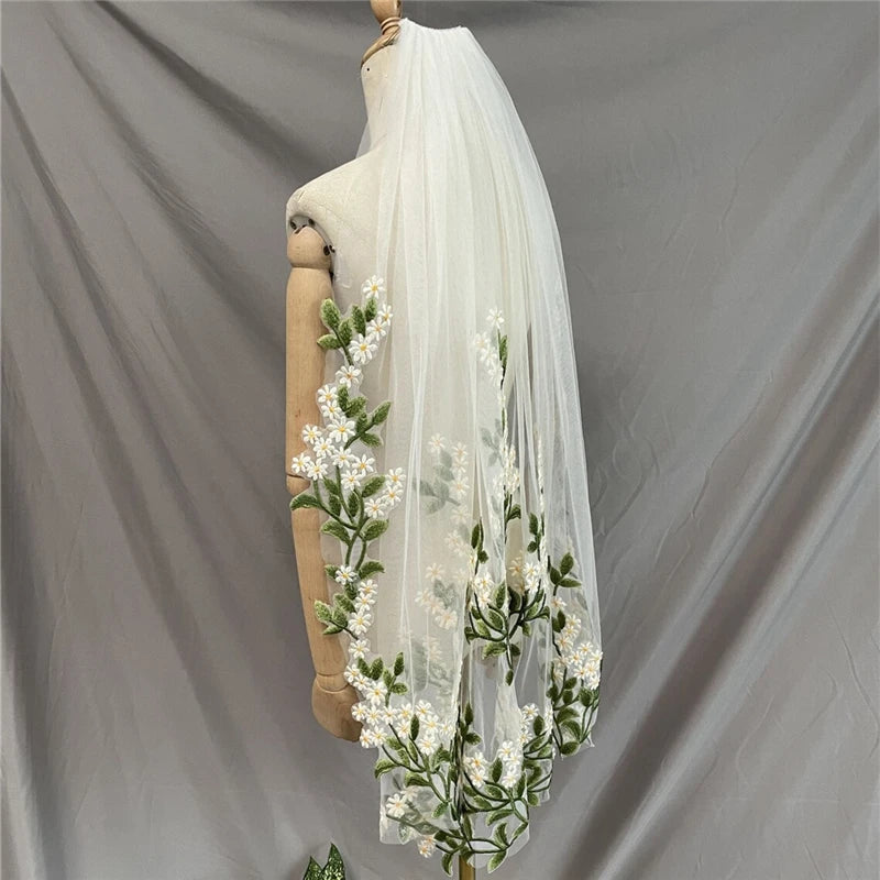 voile mariée tulle blanc brodé feuilles vertes fleurs blanches romantique floral cape femme