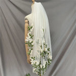 voile mariée tulle blanc brodé feuilles vertes fleurs blanches romantique floral cape femme