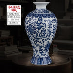 Vase en porcelaine chinoise bleu et blanc avec des motifs floraux ornementaux.