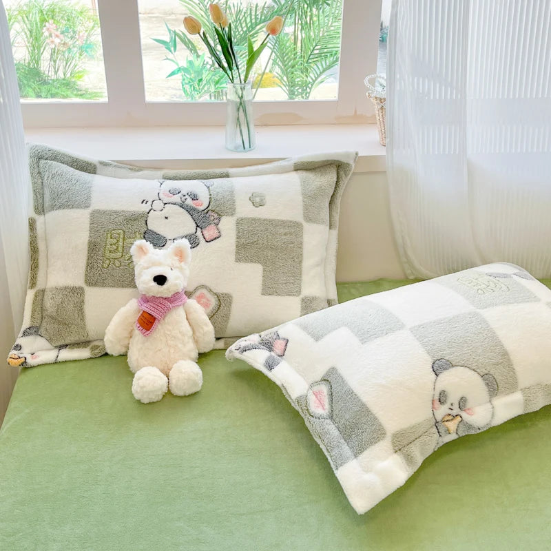 Une chambre confortable avec des oreillers moelleux, des peluches mignonnes et une décoration végétale apaisante, créant une atmosphère chaleureuse et relaxante.