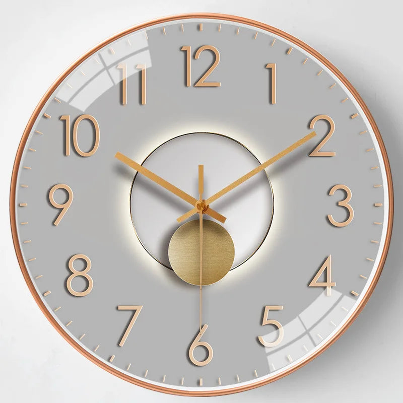 horloge murale moderne quartz aiguille dorée fond marron gris salon verre cristal