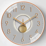 horloge murale moderne quartz aiguille dorée fond marron gris salon verre cristal