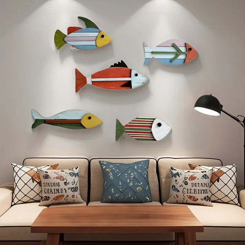 décoration murale poissons bois couleurs vives artisanal thème océan vintage