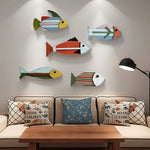 décoration murale poissons bois couleurs vives artisanal thème océan vintage