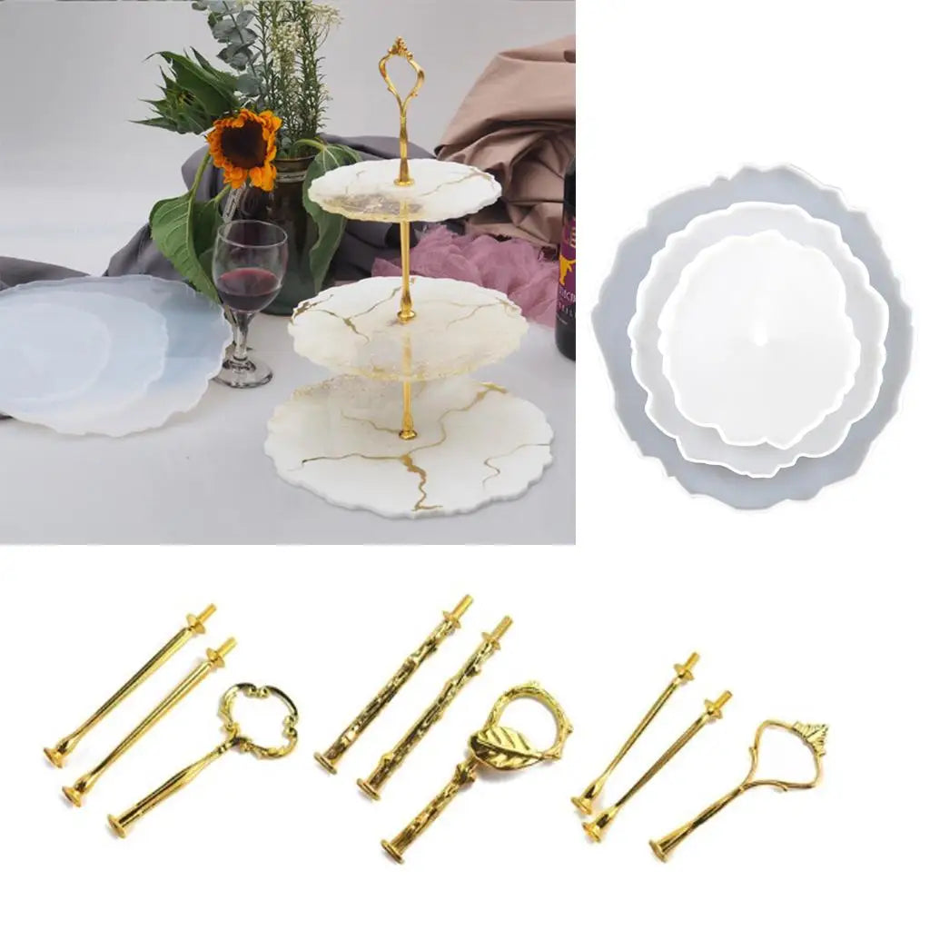 support gâteaux trois niveaux blanc or texture marbrée motifs floraux vis dorées rondelles blanches