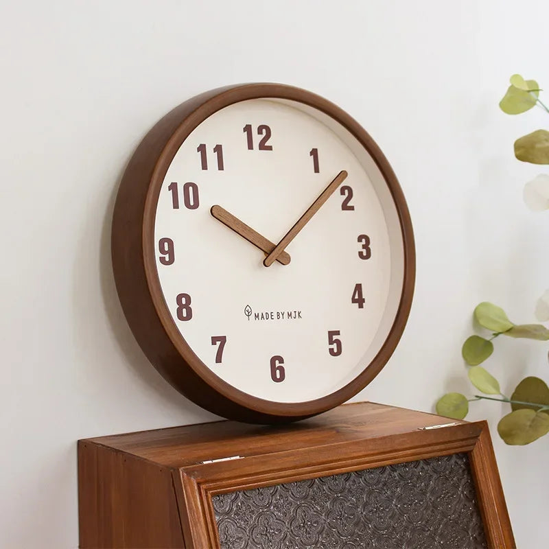 horloge murale minimaliste cadre marron aiguilles marron numeros blancs simple opacite sophistication decoration interieur