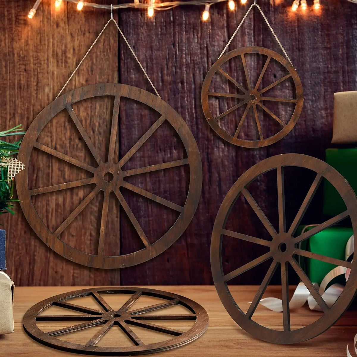 décoration rustique vintage roue chariot bois brun lignes noires métalliques suspension jardin festive western