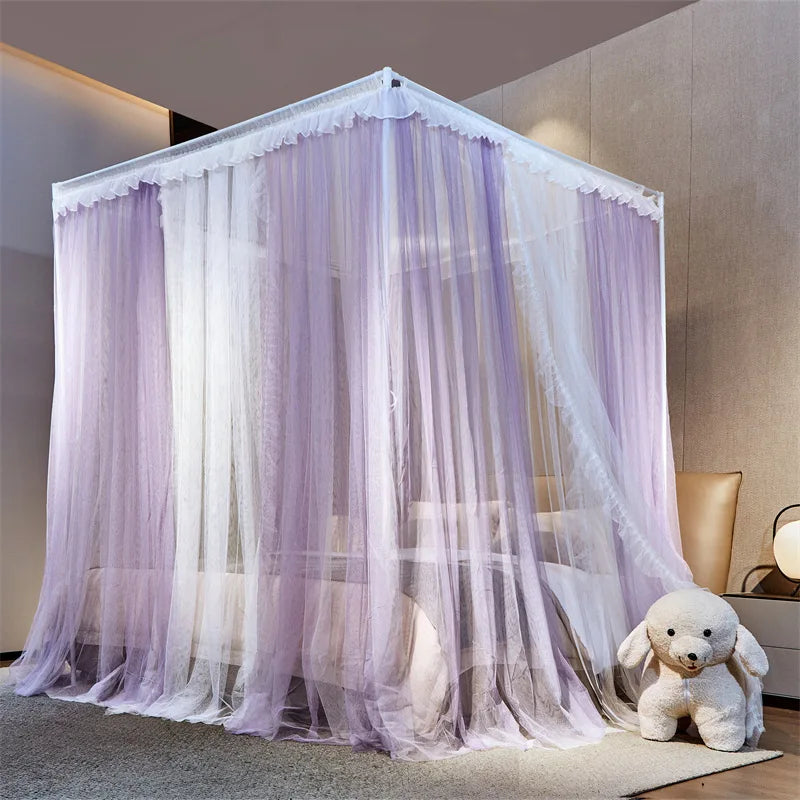 Chambre spacieuse avec un lit à baldaquin en tulle blanc et un ours en peluche blanc sur le sol.