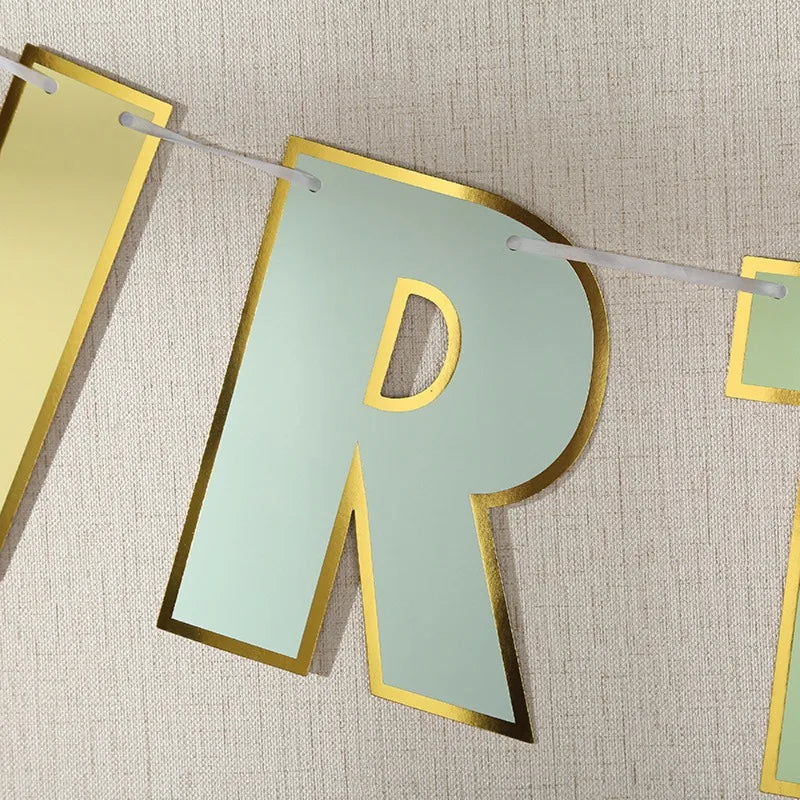 guirlande lettres anniversaire violet jaune vert pastel lettres dorées moderne festif clips