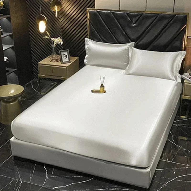 Parure de lit en soie dans une chambre décorée avec élégance