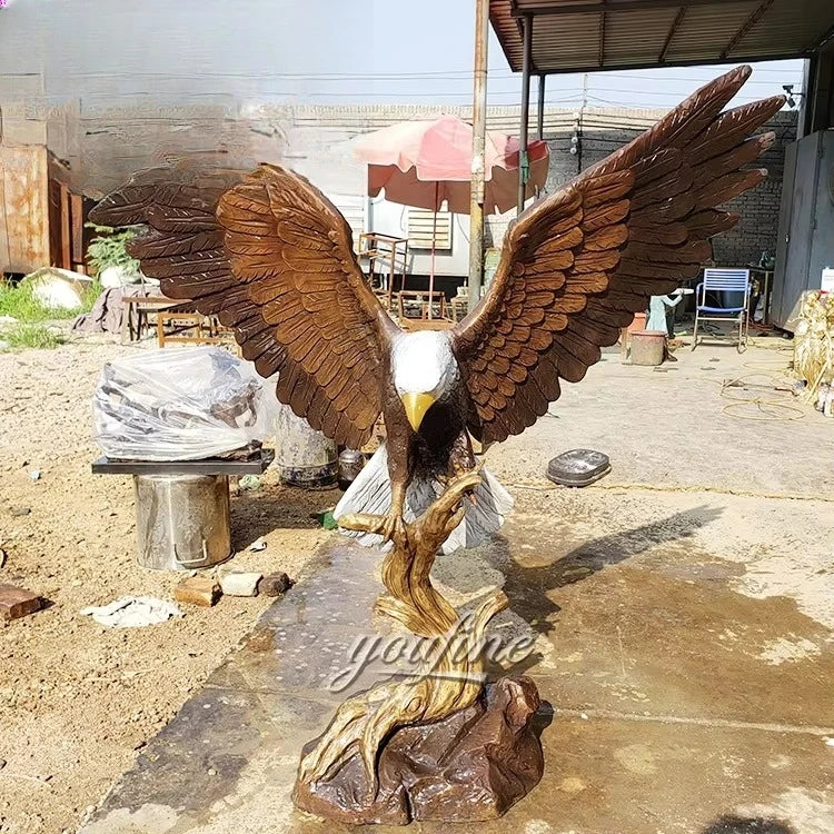 statue aigle marron gris blanc details plumage base circulaire réaliste métal castée