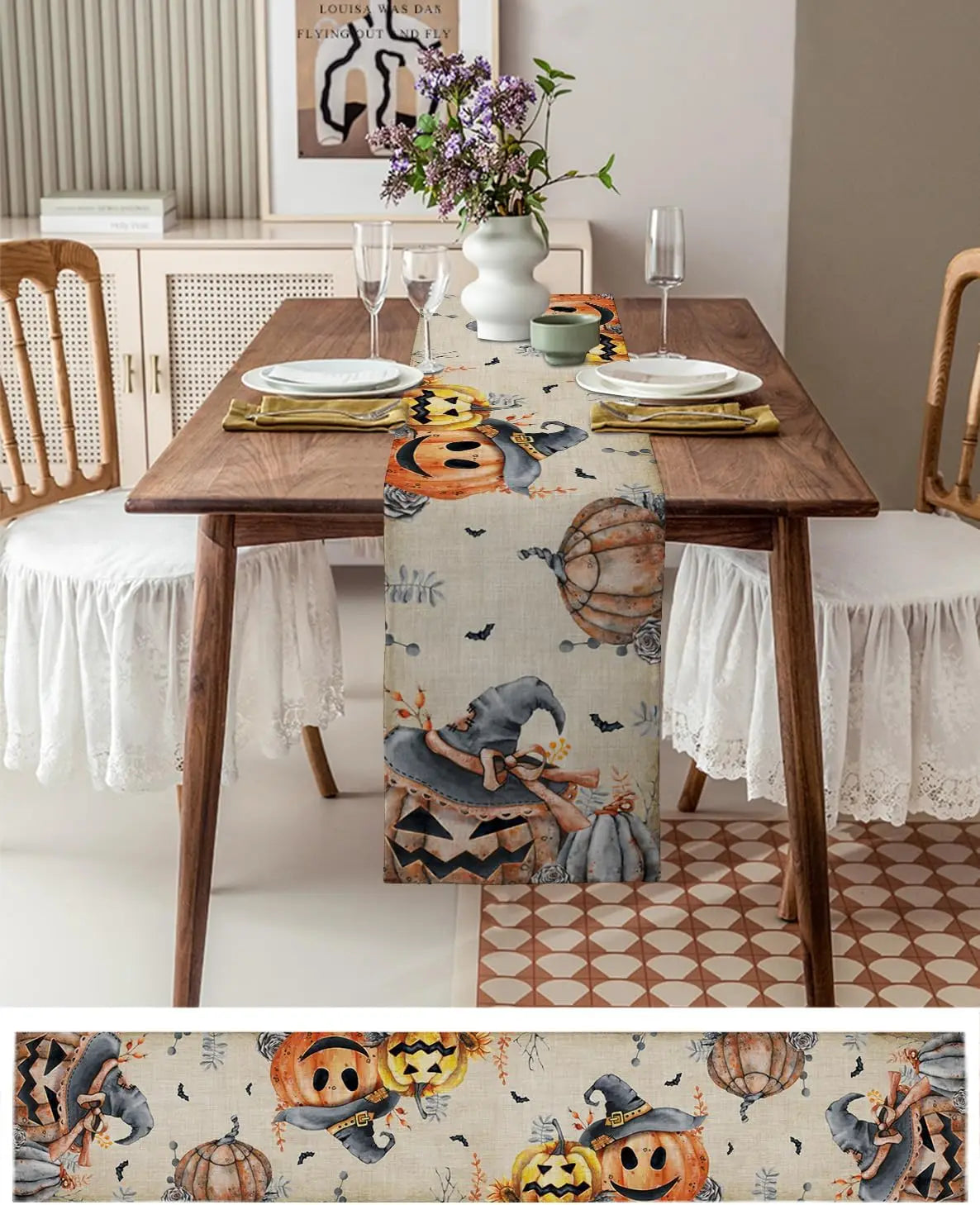 Une table de salle à manger rustique décorée pour l'Halloween avec un chemin de table imprimé de citrouilles, de chauves-souris et d'éléments d'automne.