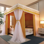 Chambre à coucher luxueuse avec un lit à baldaquin aux rideaux dorés et blancs, créant une atmosphère chaleureuse et élégante.