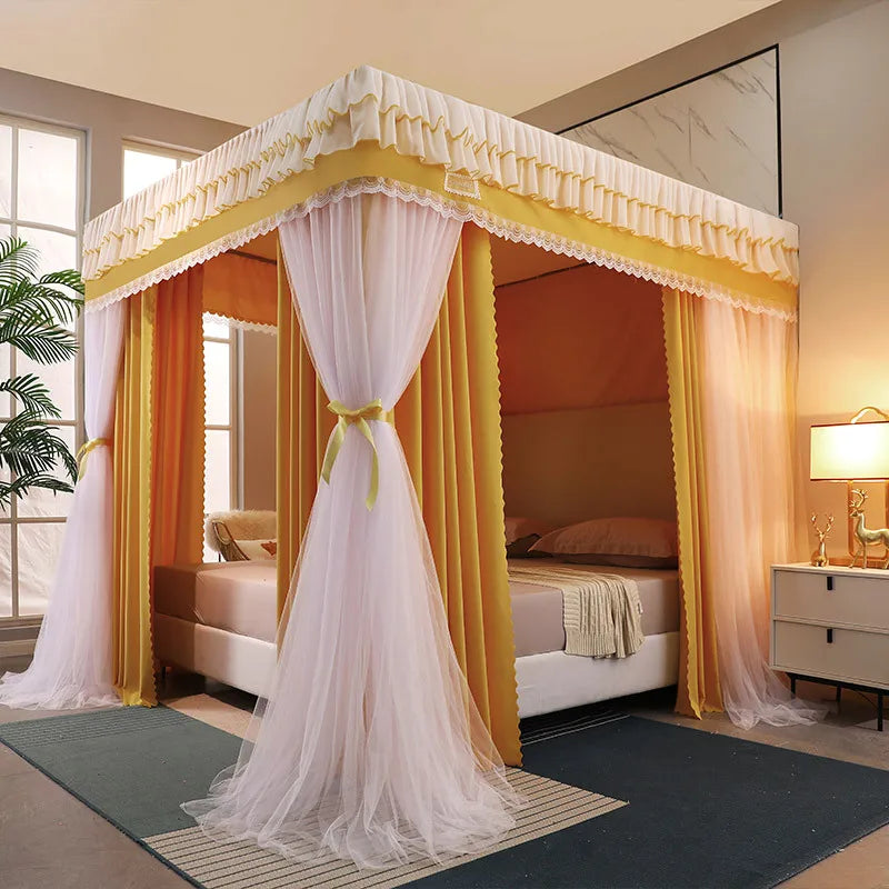 Chambre à coucher luxueuse avec un lit à baldaquin aux rideaux dorés et blancs, créant une atmosphère chaleureuse et élégante.