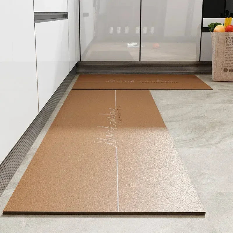 Un tapis d'entrée élégant avec une inscription discrète, offrant une transition harmonieuse entre l'extérieur et l'intérieur.