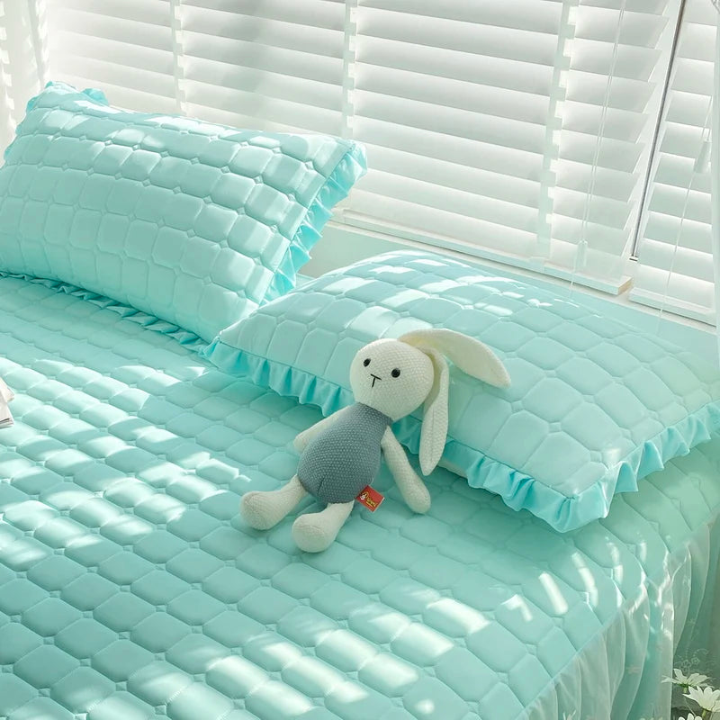 protège matelas bleu clair quilté moderne oreiller tasse jouet lapin