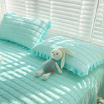 protège matelas bleu clair quilté moderne oreiller tasse jouet lapin
