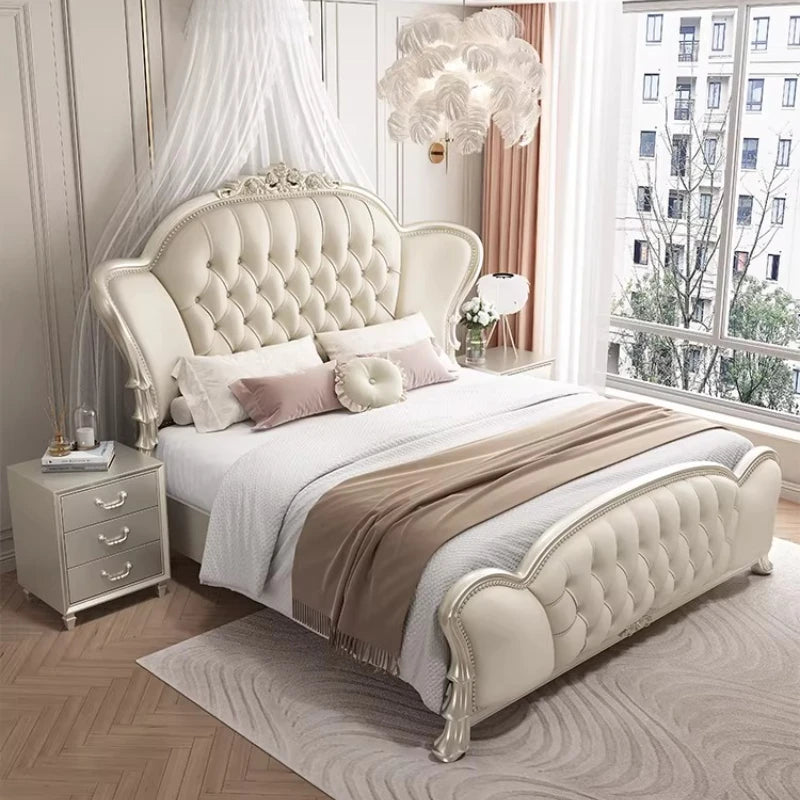 lit matelas large beige clair tufté ornements sculptés classique baroque tête lit sommier moderne