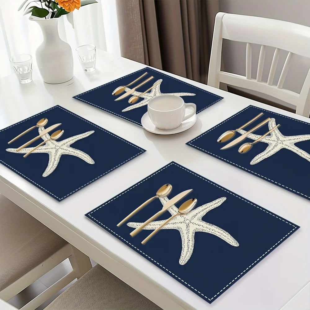 serviettes table bleu marine étoiles mer moderne fourchettes cuillers tasses soucoupes vase fleurs assiettesscrição