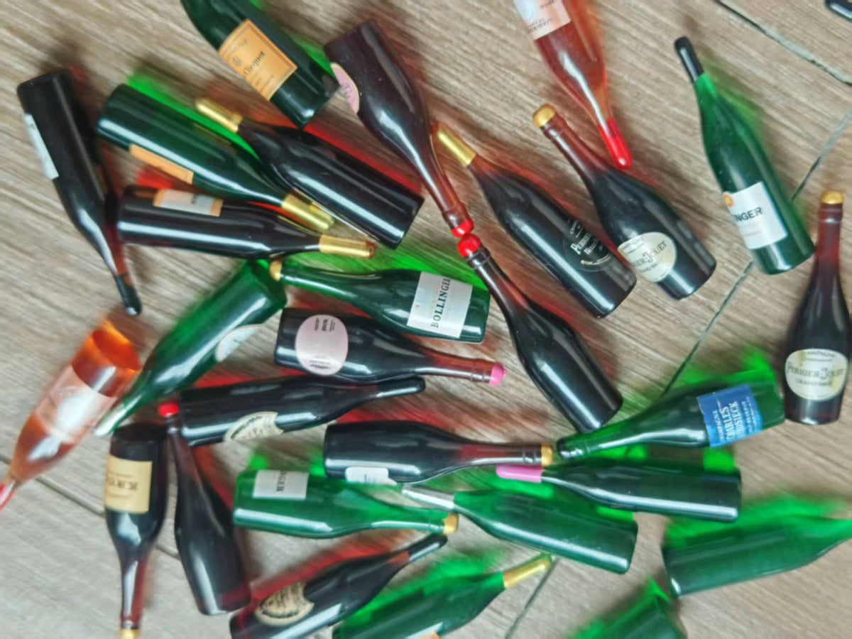 accessoires poupées miniatures bouteilles champagne étiquettes bouchons dorés vert noir rouge blanc