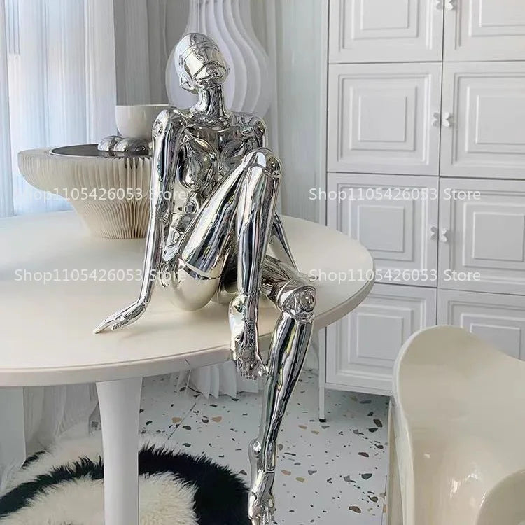 figurine humaine moderne argentée table chaises vases livres decoration intérieure robotique