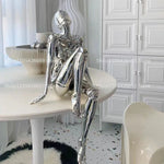 figurine humaine moderne argentée table chaises vases livres decoration intérieure robotique